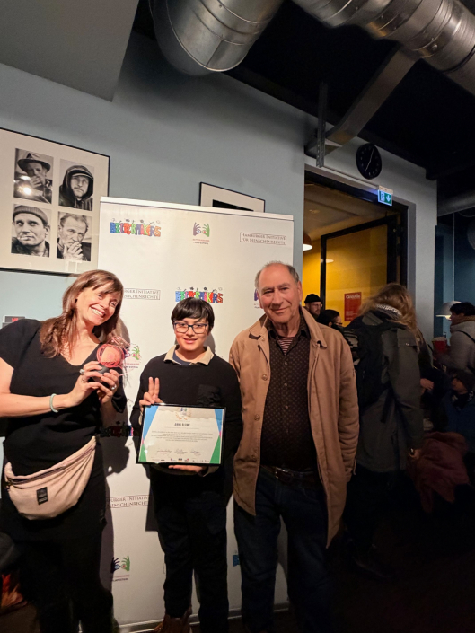 Tini-Gabriel-und-Aditia-beim-Bettermakers-Filmfestival-mit-Preisurkunde-Kopie-scaled